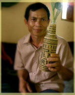 Woven bottle cover with artisan, Ban Som